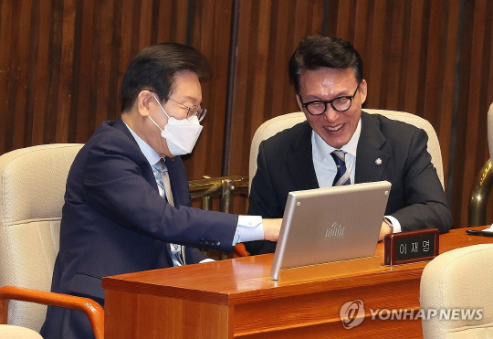 더불어민주당 이재명 대표(왼쪽)와 김민석 최고위원이 지난 4일 오전 국회 본회의장에서 열린 2025년도 예산안 및 기금운용계획안에 대한 시정연설에 참석해 대화하고 있다. [연합뉴스]